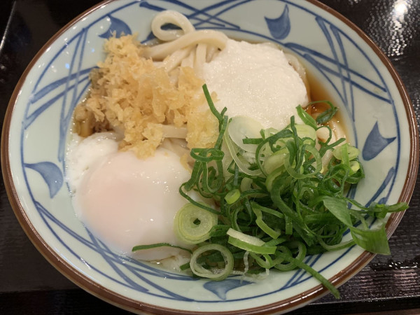 「とろ玉ぶっかけうどん（冷）並」@丸亀製麺 上野中央通り店の写真