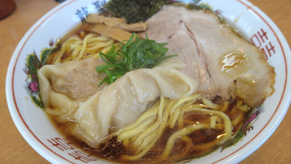 「醤油ラーメン、大盛り、ワンタン2個」@龍聖軒の写真