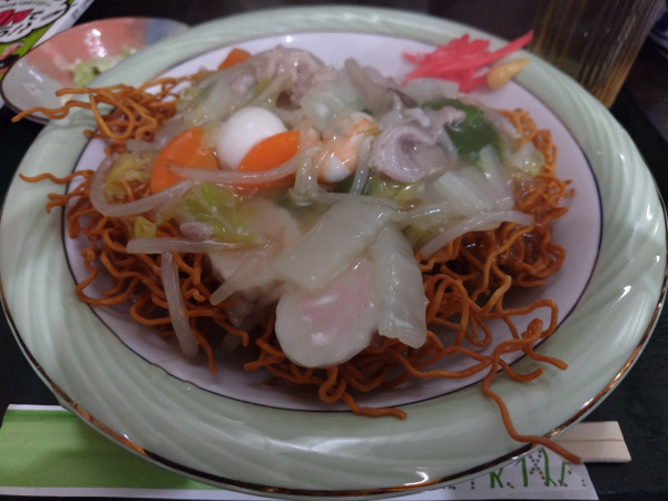 「あんかけかた焼きそば　※漬物付き　※クーポンで５００円」@ふるさと亭 小倉沢の写真