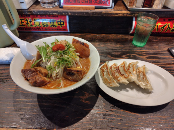 「炙りチャーシュー味噌ラーメンと焼餃子」@らーめん 布袋の写真