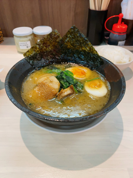 「家系煮玉子ラーメン 880円」@横浜家系ラーメン・ホルモン焼 うた田家の写真