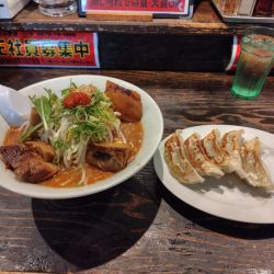 炙りチャーシュー味噌ラーメンと焼餃子