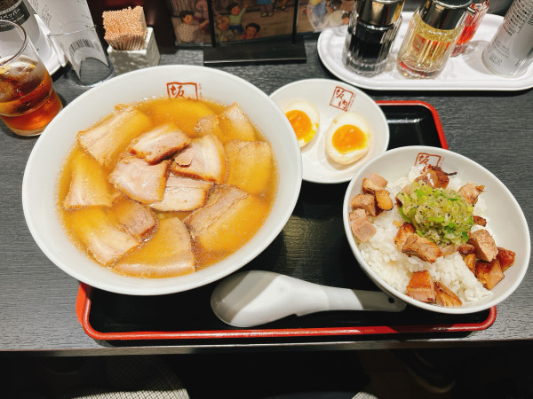 「焼豚ラーメン＋ねぎ塩炙り焼豚ご飯」@喜多方ラーメン坂内 天神大名店の写真