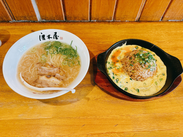 「博多ラーメン＋鉄板焼炒飯」@唐木屋 六本松店の写真