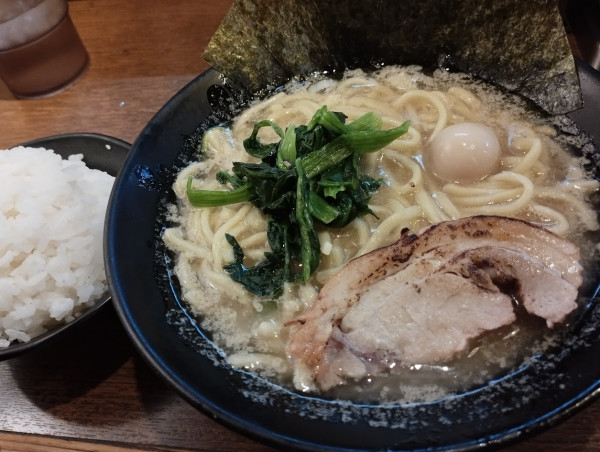 「醤油ラーメン(サービスライス)(800)」@濃厚豚骨ラーメン 濱虎家の写真