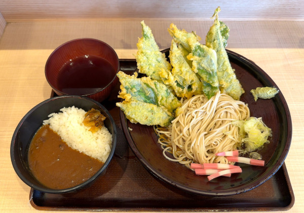 「明日葉天そば・冷(590円)+カレーライス・小(400円)」@生そば 玉川 錦糸町駅前プラザビル店の写真