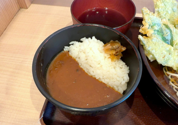 「明日葉天そば・冷(590円)+カレーライス・小(400円)」@生そば 玉川 錦糸町駅前プラザビル店の写真