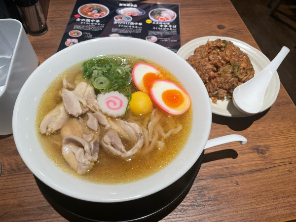 「金の鶏中華味玉 + 焼きめしセット(小)」@鶏中華 新旬屋本店 ラーメンスクエア立川店の写真