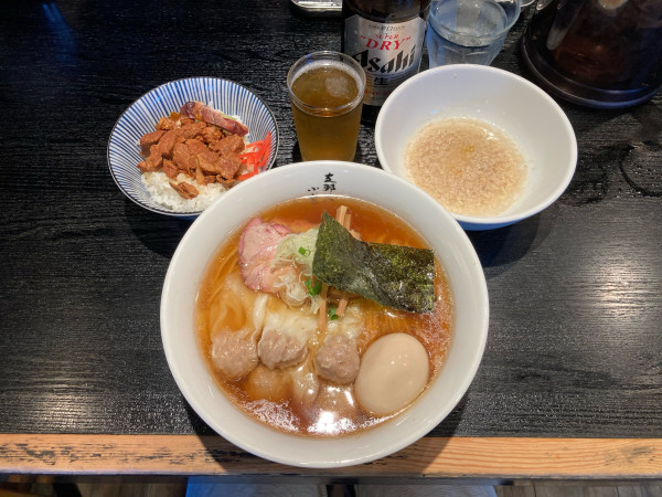 「ワンタンメン、肉煮込みご飯、刻みチャーシュー、メンマ、背脂」@支那ソバ 小むろの写真