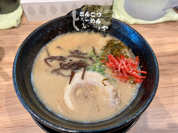 「とんこつラーメン(800¥)」@とんこつらーめんいっぽの写真