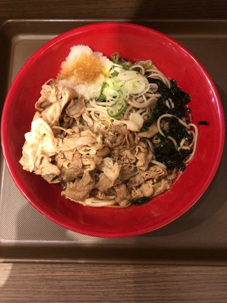 「冷し豚しゃぶおろしそば」@名代 富士そば 新宿都庁店の写真