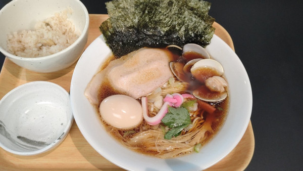 「蛤と鶏のスペシャル醤油SOBA」@むぎとオリーブ 羽田T2国際線フードコートの写真