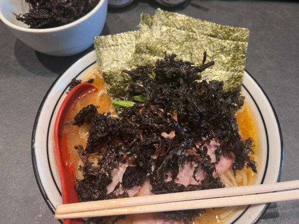 「らーめん900円＋中盛り100円＋岩のり200円」@らーめん飛粋 武蔵新田店の写真