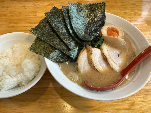 「のりチャッたま(かた濃め少なめ)+半ライス」@ラーメン大桜 東神奈川駅前店の写真