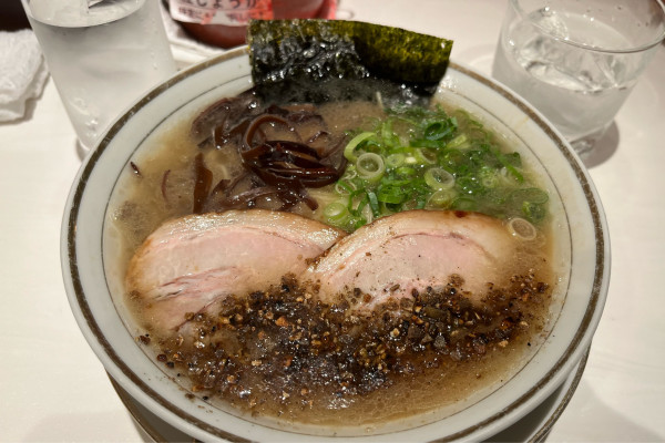 「濃厚豚骨 玉名ラーメン+球磨焼酎 極楽ロック」@くまめんの写真