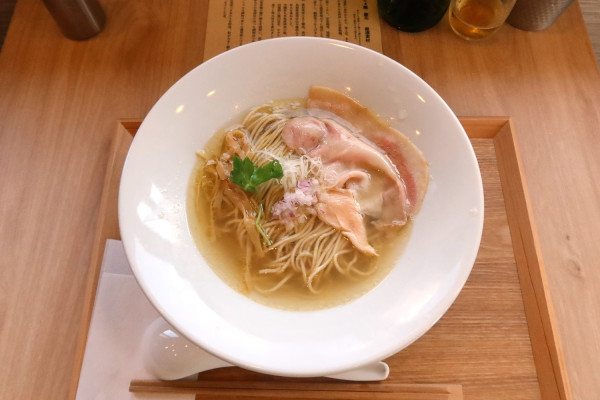 「地鶏塩らぁ麺￥９５０」@自家製麺 らぁ麺 藤花の写真