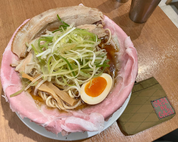「絶品特製ねぎ＆トロッとロング煮豚ピストル（煮玉子ハーフ付き）」@ラーメン大戦争 西新宿店の写真