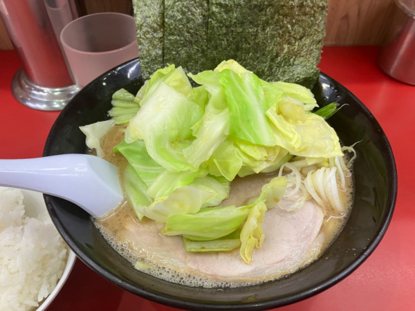 「豚骨醤油(太麺中盛り)＋キャベツ」@赤羽らーめん 粋の写真
