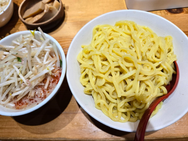「辛味噌つけ麺大盛+野菜大盛+メンマ」@味噌麺処 花道庵 北参道店の写真