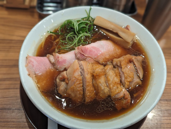 「丸鶏醤油+麺助鶏のモモ焼き」@中華そば ココカラサキゑの写真