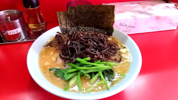 「ラーメン並（７８０円）＋きくらげ（１００円）」@横浜家系ラーメン 黄金家 鴨居店の写真