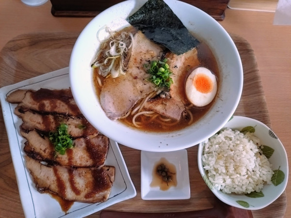 「らーめん（醤油）￥880＋あぶりチャーシュー￥350」@FREEATの写真