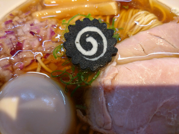 「炭火焼鯵煮干そば 味玉」@らぁ麺 はやし田 新秋津店の写真