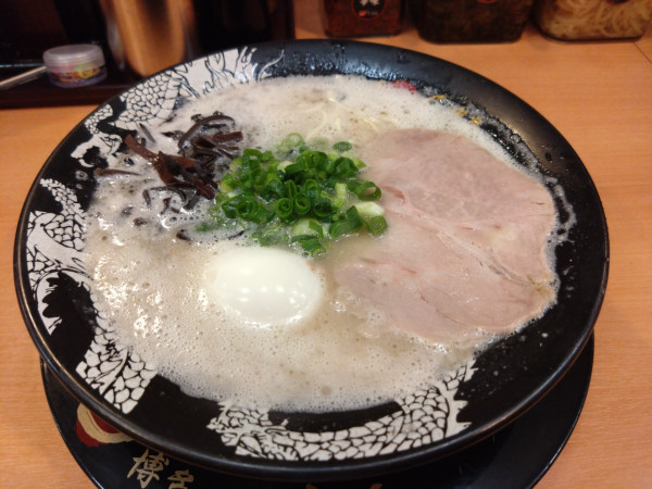 「泡系豚骨ラーメン 味玉」@博多一幸舎 博多デイトス店の写真