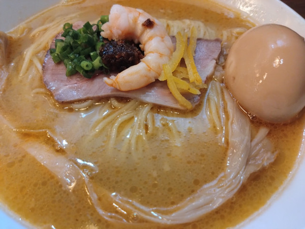 「えび豚骨らぁ麺」@鯛塩そば 灯花 代々木駅前店の写真