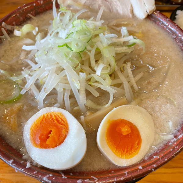 「玉子ラーメン 醤油 背脂2 900円 半麺 -50円 ライス」@チャッチャ系らーめん もん吉の写真