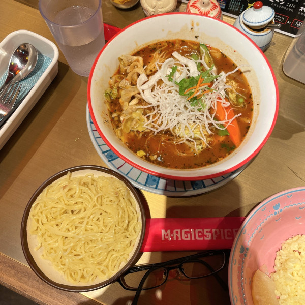 「チキン（涅槃）トマトベース（元気カレー）蒸しめん etc.」@マジックスパイス 東京御殿の写真