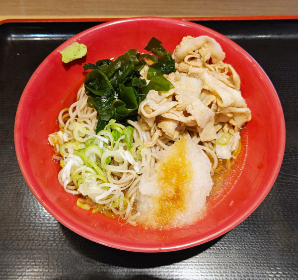 「冷し豚しゃぶおろしそば」@名代 富士そば 町田店の写真