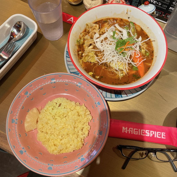 「チキン（涅槃）トマトベース（元気カレー）蒸しめん etc.」@マジックスパイス 東京御殿の写真