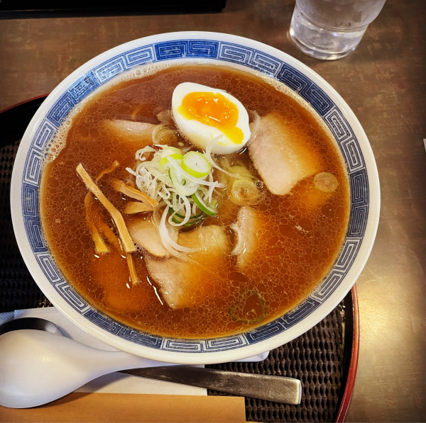 「旭川醤油肉らーめん」@らーめん 山頭火 仙台南吉成店の写真