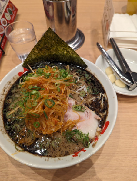 「ネギラーメン+替え玉+生ニンニク3片(無料)」@なんつッ亭 戸越銀座店の写真