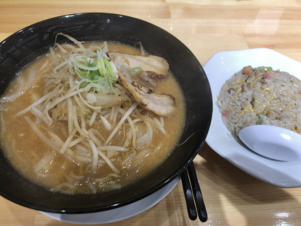 「味噌らーめん➕半チャーハンセット」@かすが堂の写真