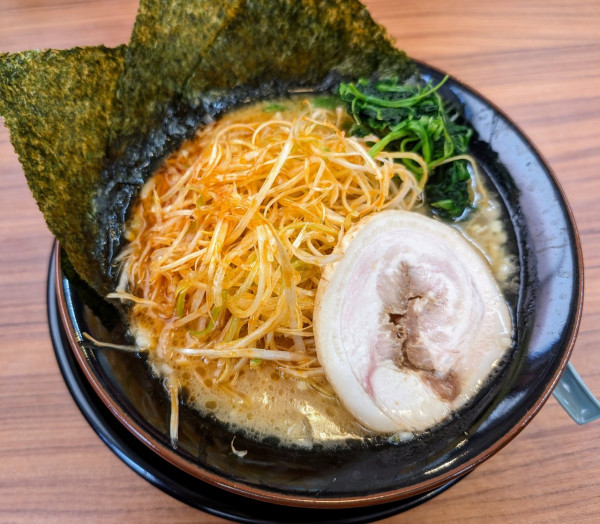 「ねぎラーメン1030円(ライス無料)」@横浜家系ラーメン 壱角家 小山雨ヶ谷店の写真