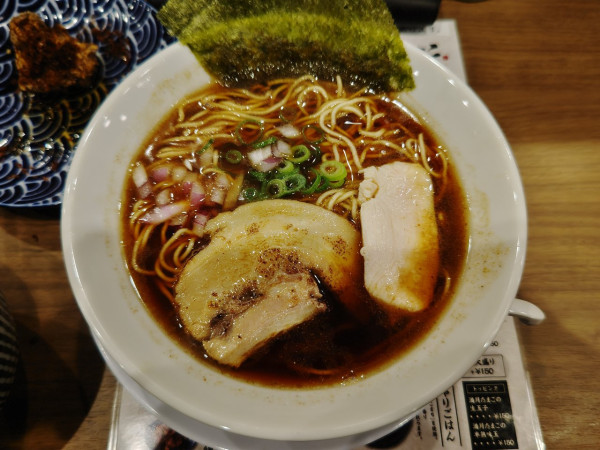 「熟成醤油らぁ麺」@らぁ麺 ひよこの写真