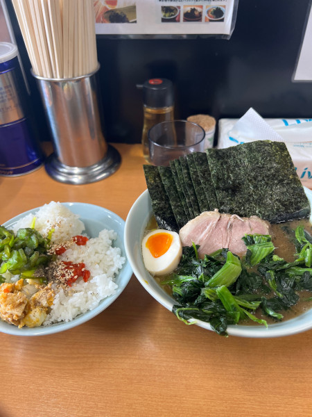 「ラーメン並　ほうれん草　海苔」@横浜らーめん 武蔵家 綾瀬店の写真