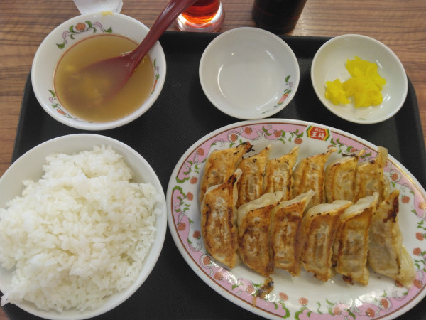 「餃子2人前594円(餃子無料クーポンでうち1人前無料)」@餃子の王将 野田阪神店の写真