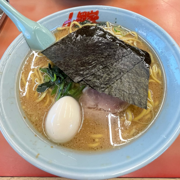 「醤油ラーメン〝大盛〟」@ラーメン山岡家 熊谷店の写真