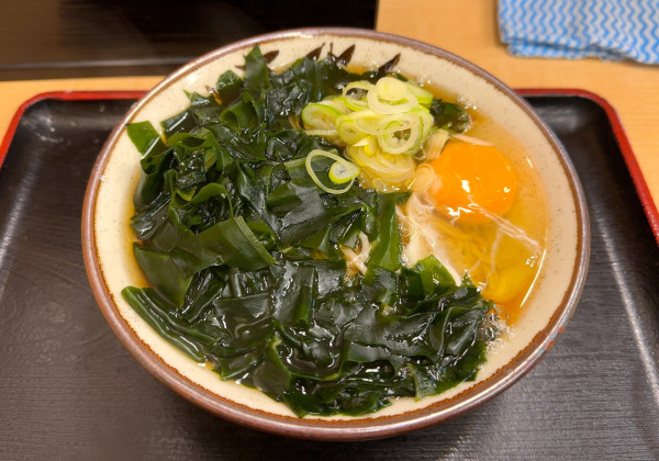 「わかめそば(500円)+玉子(60円)」@そばよし 本店の写真