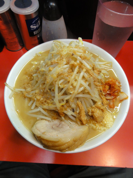 「ラーメン300g900円野菜ニンニクづけあぶら辛たま」@用心棒 本号の写真