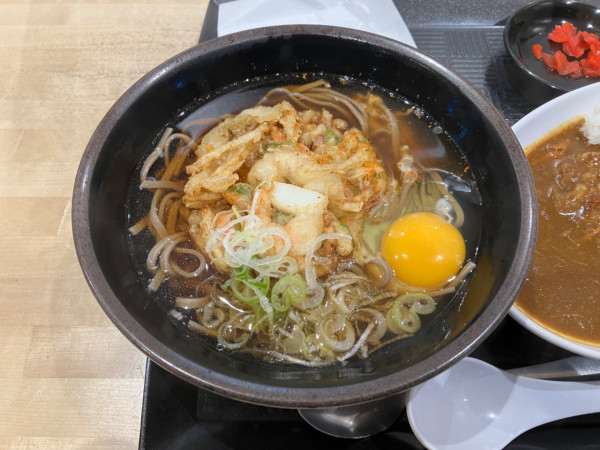 「かき揚げ天玉そばとミニカレー」@市川PA（首都高速湾岸線西行き)の写真