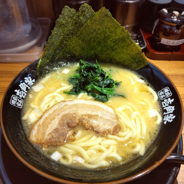 「家系ラーメン(並)(¥680)※」@横浜家系ラーメン 壱角家 京急川崎店の写真