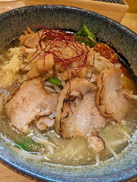 「スタミナラーメン・手打ち麺・生卵増し」@らぁ麺 秀登の写真