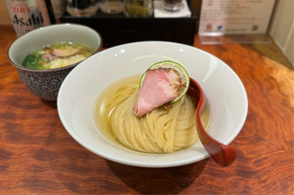 「特製昆布水つけ麺（塩）¥1400、肉ワンタン¥250」@三馬路 東京店の写真