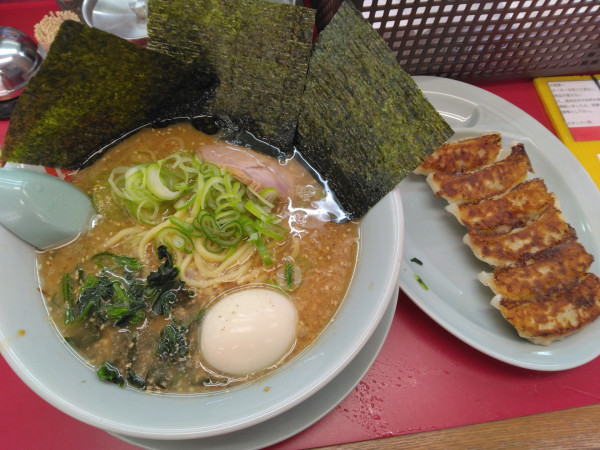 「味噌690円麺硬め味濃いめ油多め、クーポンで味玉無料」@ラーメン山岡家 土浦店の写真