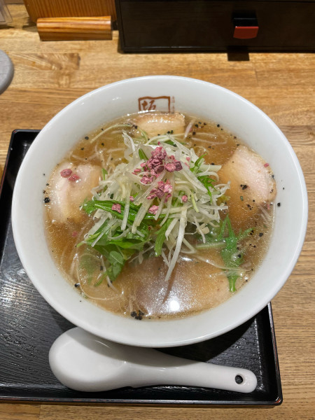 「香ばし梅のしょう油ラーメン(1040円)期間限定」@喜多方ラーメン 坂内 石川町店の写真