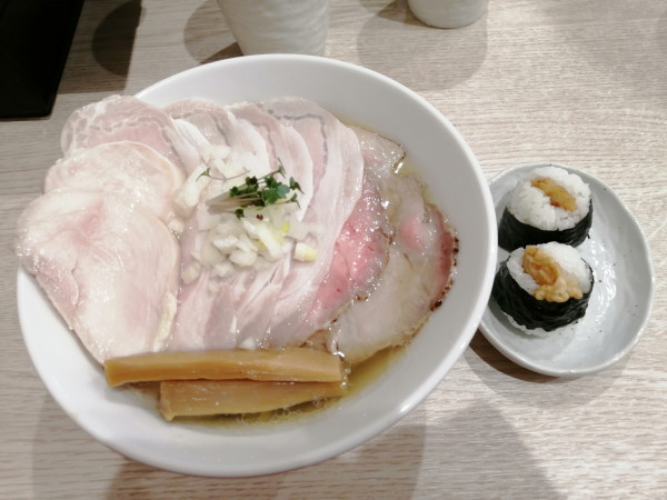 「チャーシュー白醤油らーめん＋天むす」@麺屋 伊藤の写真